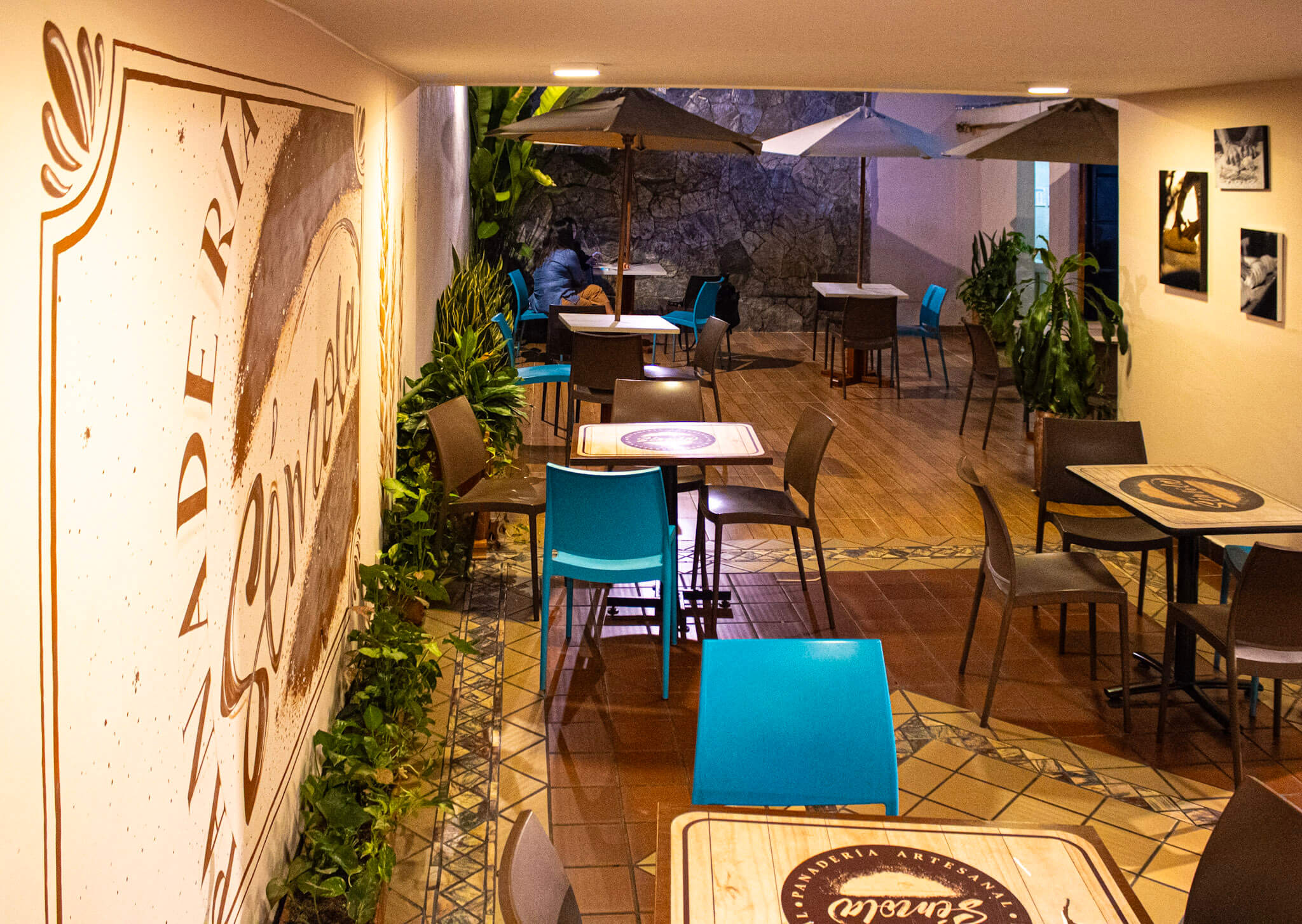 Espacio interior de la panaderia Sémola en Bucaramanga