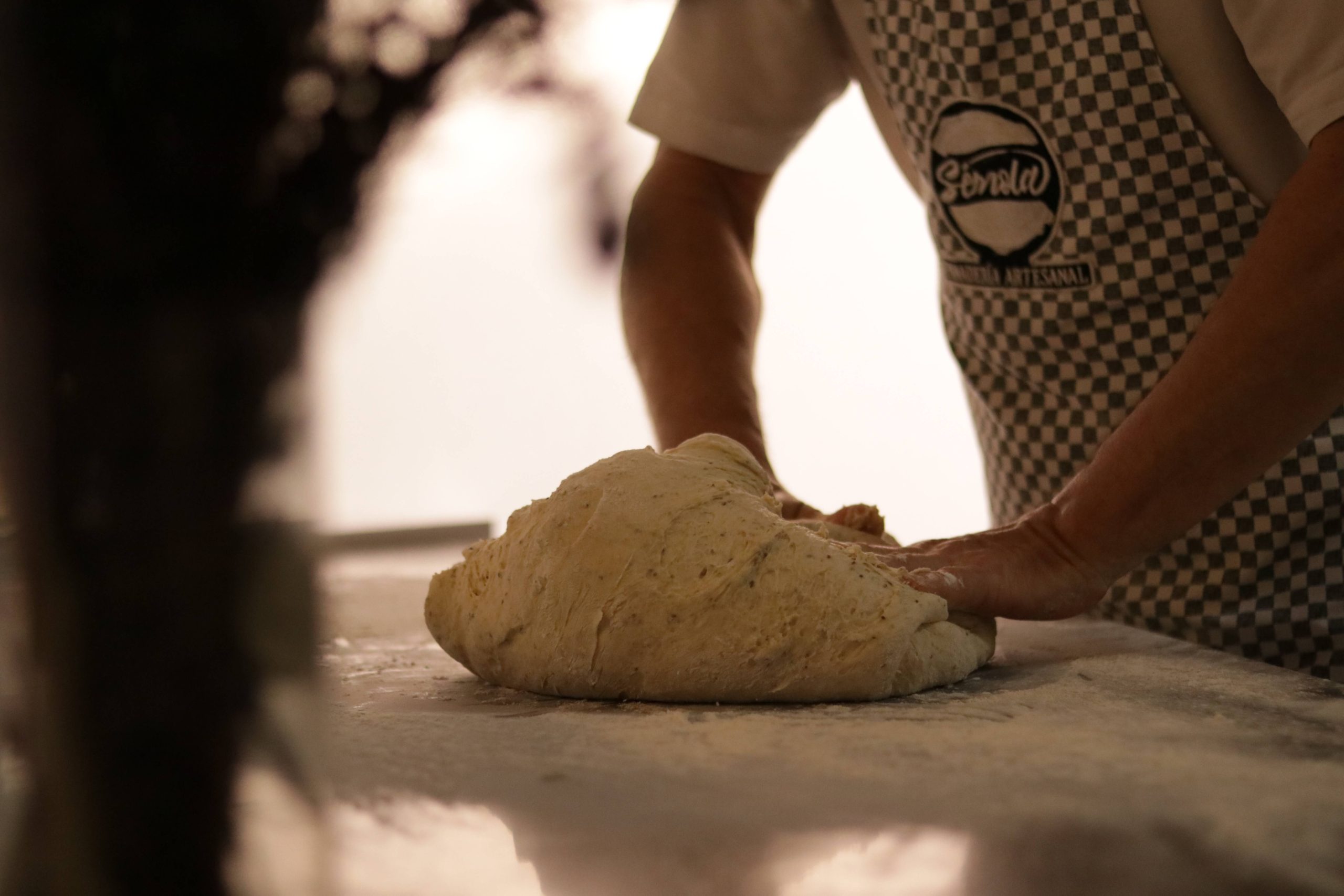Panaderos de Sémola trabajando la masa madre